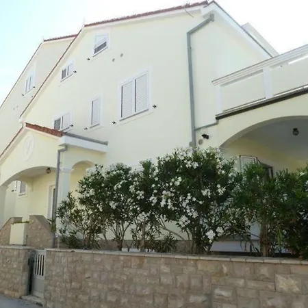 Tolles In Mit Grill, Garten Und Terrasse Und Meerblick Apartment Vir