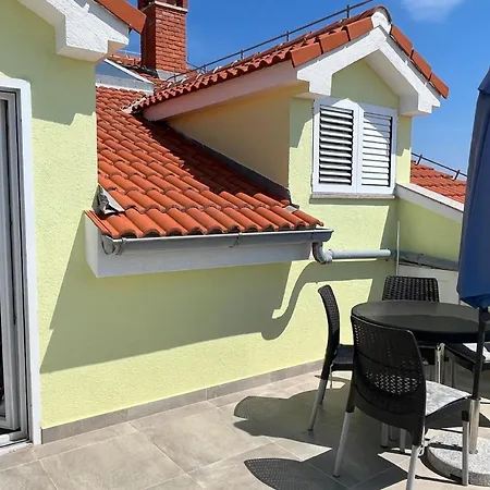 Apartment Tolles In Mit Grill, Garten Und Terrasse Und Meerblick Vir